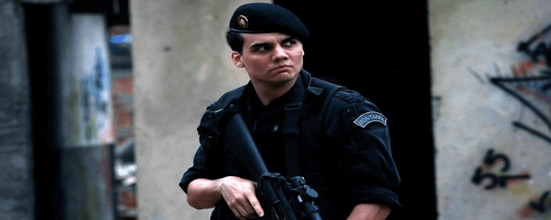 imagem do personagem Capitão Nascimento do filme tropa de elite segurando uma arma